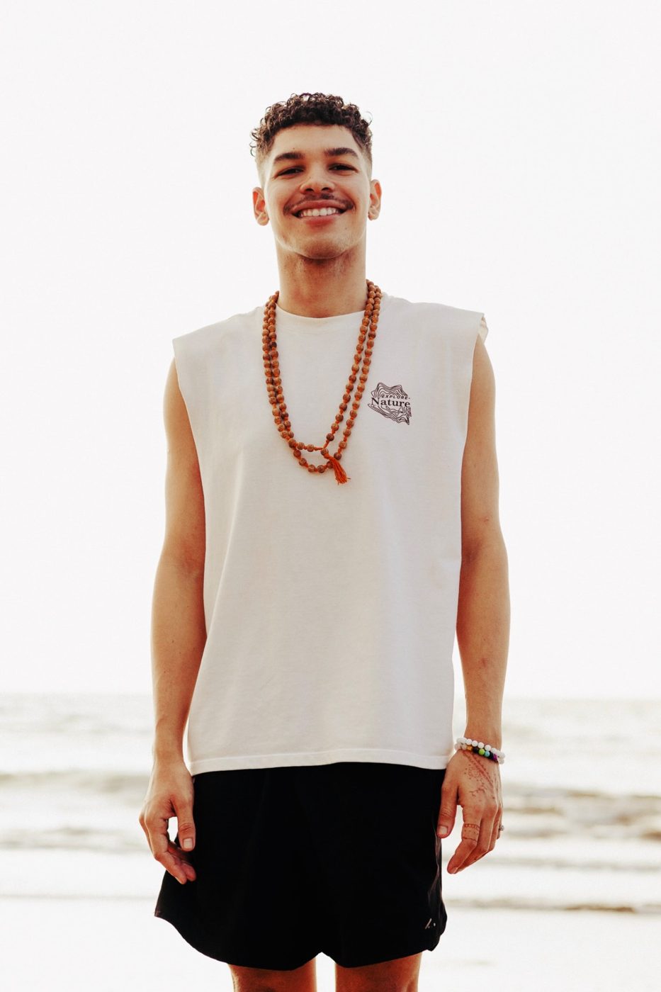 Thi sorrindo na praia
